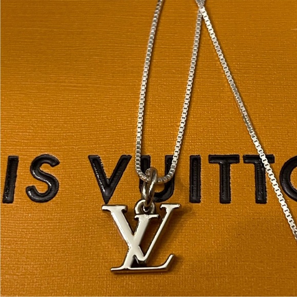 AUTHENTIC LOUIS VUITTON SILVER LV UPCYCLED CHARM ON 18β STERLING 18β BOX CHAIN - Picture 1 of 4